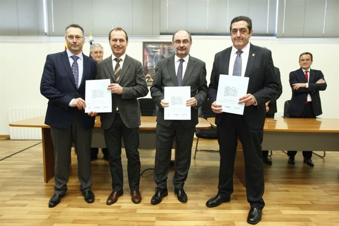 Lambán y el alcalde de Épila junto a responsables del grupo Guissona