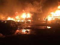 Arden 40 vehículos en un aparatoso incendio en un desguace de Guadix