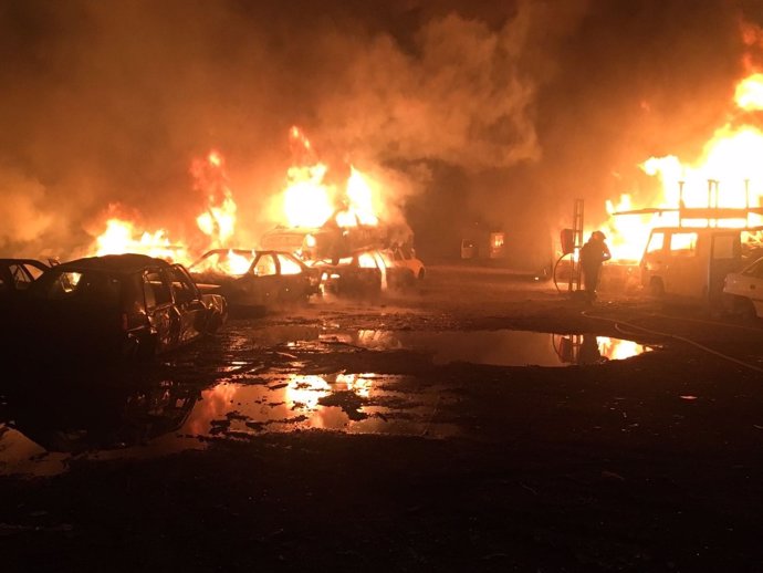 Arden 40 vehículos en un incendio en un desguace de Guadix