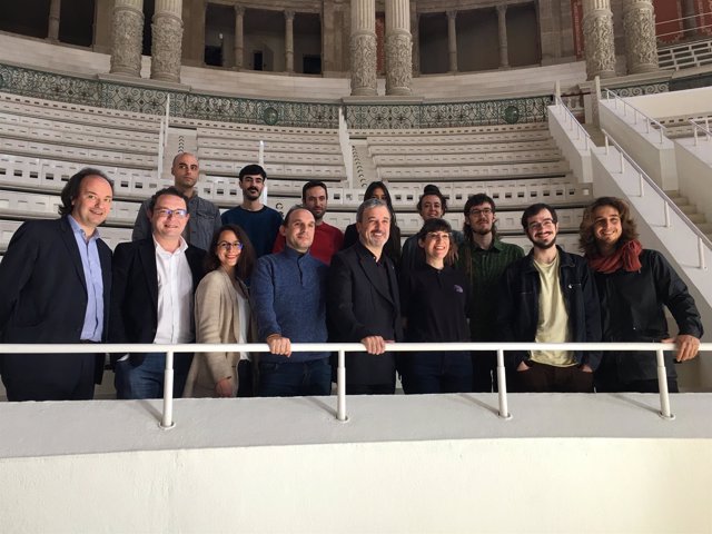 Aleix Valls y Jaume Collboni con los diez artistas que exponen en 'Mobile Week'