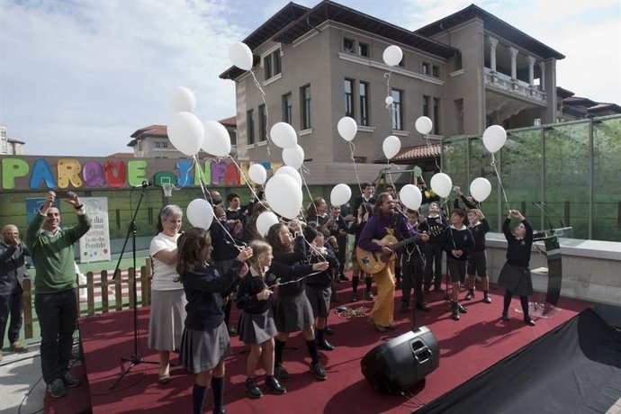 Buscando Sonrisas. Inauguración parque infantil de Valdecilla 