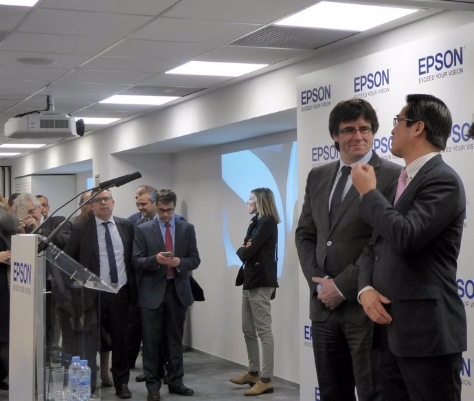 El presidente de la Generalitat, Carles Puigdemont, con el presidente de Epson