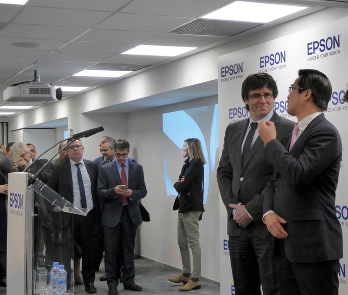 El president de la Generalitat,  Carles Puigdemont, amb el president d'Epson