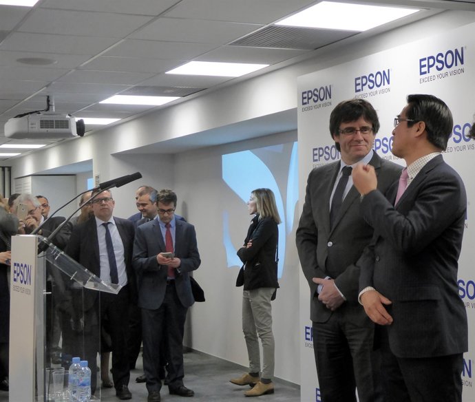 El president de la Generalitat,  Carles Puigdemont, amb el president d'Epson