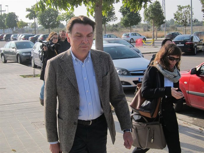 Exdtor.Infraestructures.Cat J.A.Rossell abandona el juzgado