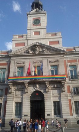 Bandera arco irir en la sede de la Comunidad de Madrid 