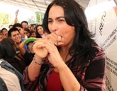 Foto: Una funcionaria mexicana enseña a poner condones con la boca con fines educativos