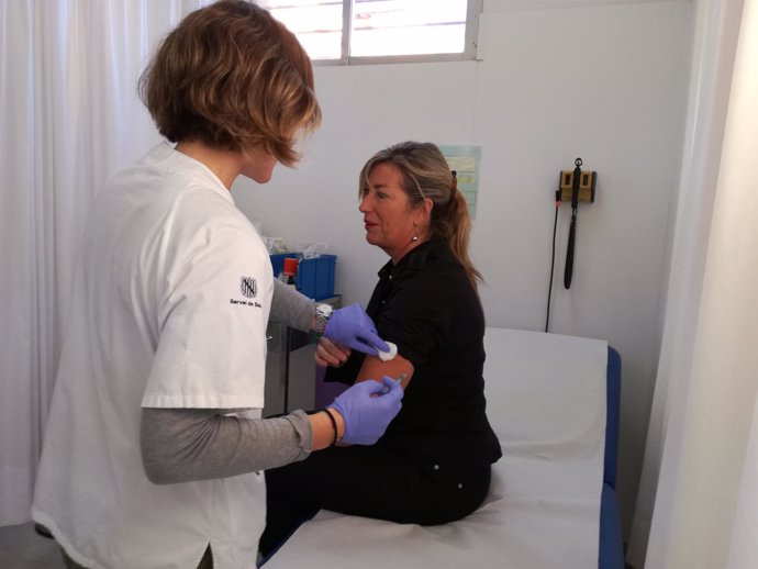 Patricia Gómez vacunándose contra la gripe