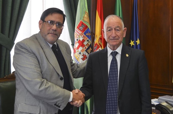 El cónsul de Cuba en Sevilla, Alejandro Castro, con Gabriel Amat.