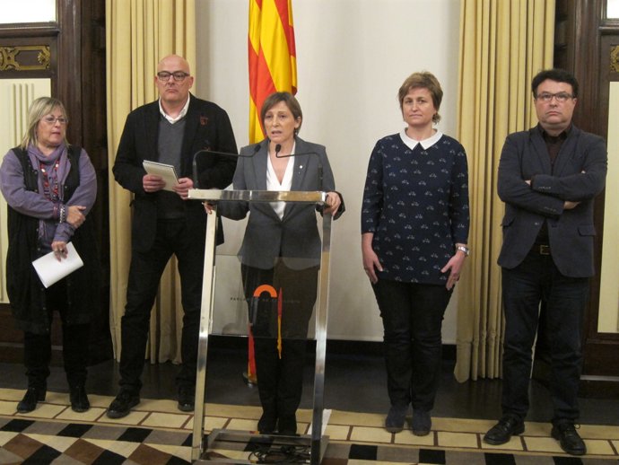 La presidenta, Carme Forcadell, i quatre membres de l'Mesa  del Parlament 