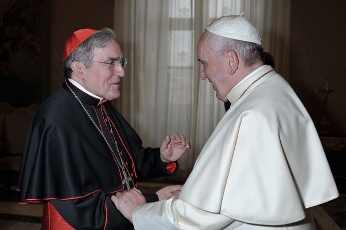 El cardenal Lluís Martínez Sistach amb el papa Francesc en una audiència
