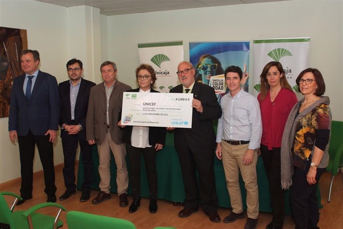 Entrega a Unicef de la recaudación solidaria 'Unicaja Color Road'.
