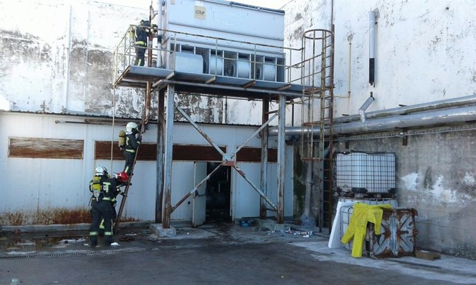 Bomberos del 112 cortan los escapes de amoniaco de la fábrica abandonada