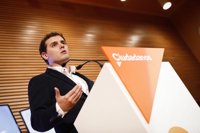 Rivera dice que el PP y el PSOE "se han quedado obsoletos" y "por eso el populismo gana"