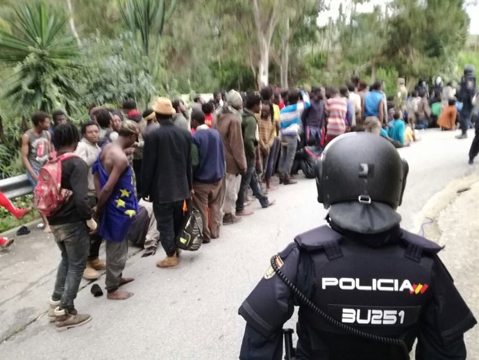 Més de 400 immigrants entren a Ceuta per la frontera del Tarajal