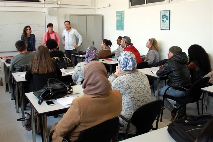 Susanna Moll visita los cursos de formación del Ayuntamiento