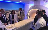 Aquilino Alonso visita la nueva resonancia magnética del Hospital de San Carlos de San Fernando