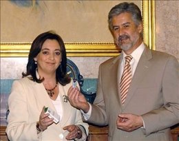 Mar Moreno, expresidenta del Parlamento, entrega el Estatuto en el Congreso