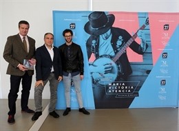 El diputado de Cultura Víctor González, el director Pedro Bosquet y Bendodo MVA