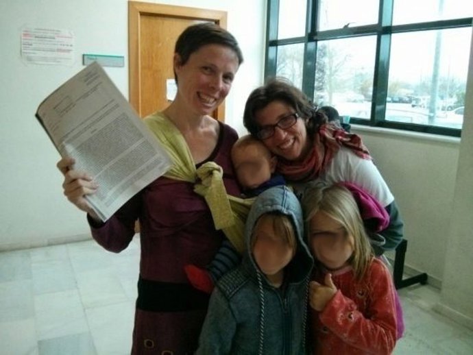 La pareja de Dénia con sus tres hijos y la resolución de la DGRN