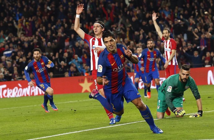 Luis Suárez celebra un gol ante el Atlético de Madrid en Copa