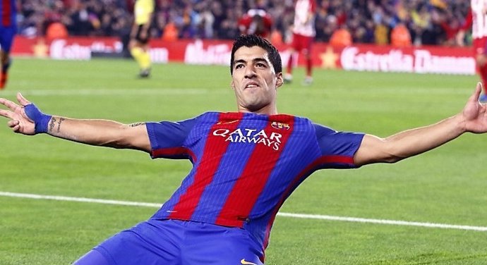 Luis Suárez celebra un gol con el Barça