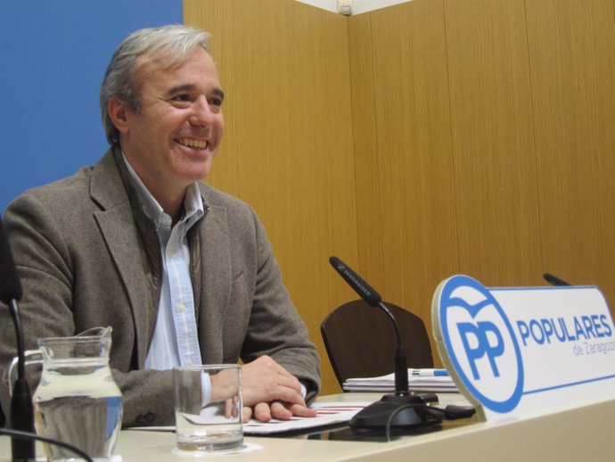 El portavoz municipal del PP, Jorge Azcón, en rueda de prensa en el Ayuntamiento