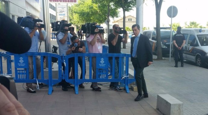 Jaume Matas llegando a la sede de la EBAP