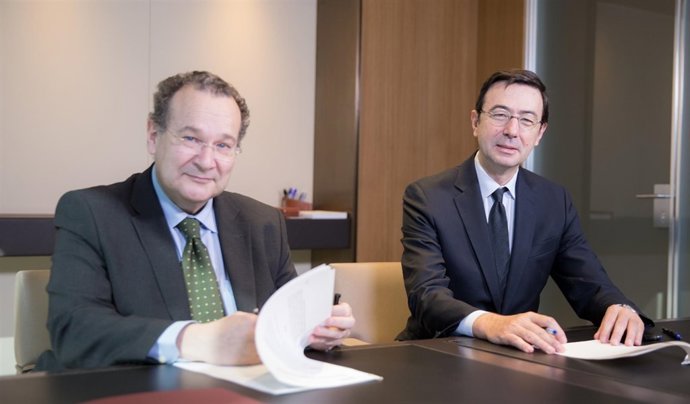 Firma de la creación de la Cátedra Cuatrecasas-UNIR