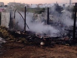Chabola afectada por un incendio en un asentamiento de Lepe (Huelva)