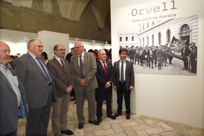 Autoridades en su visita a la exposición dedicada a Orwell en Huesca