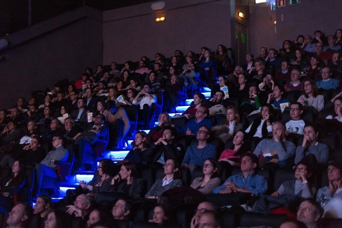 300 Profesionales De La Comunicación En El Preestreno De Jackie