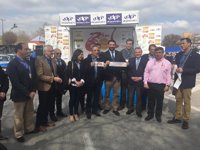 Fernández asiste en Lucena (Córdoba) a la contrarreloj de la Vuelta Ciclista a Andalucía