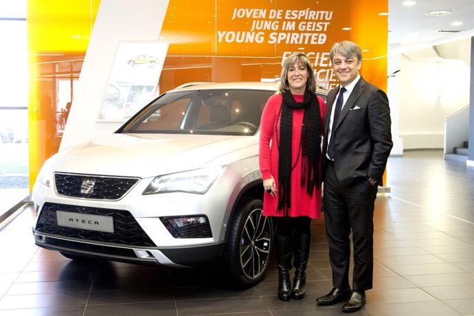 L'alcaldessa de l'Hospitalet, Núria Marín, i el president de Seat,  Luca de Meo