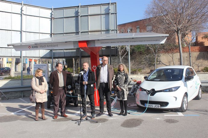 Imatge de la inauguració de la fotolinera per a vehicles elèctrics