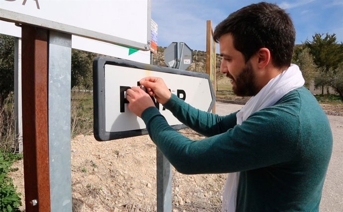 El alcalde pone la tilde a todos los carteles de Píñar