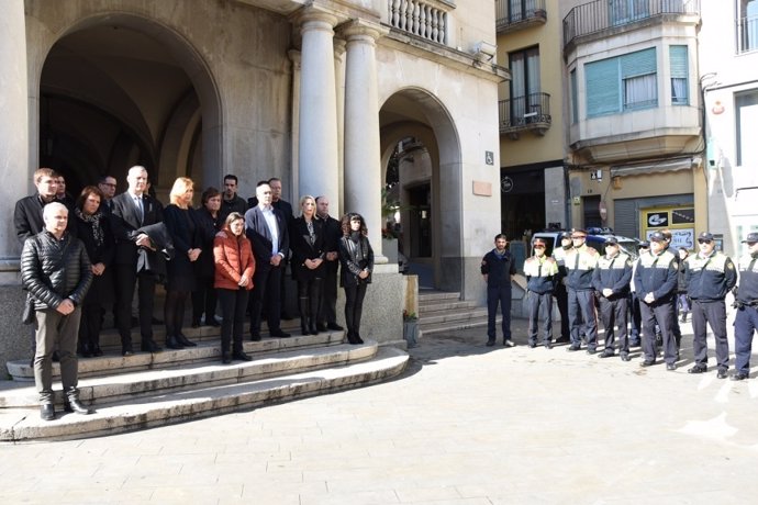 Minuto de silencio en Figueres por la muerte de dos alpinistas