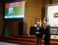 'Peridis' recibe de manos de Martín Santoyo el galardón que lo reconoce como el mejor comunicador de Castilla y León