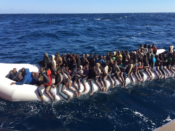 Rescate de un barco con inmigrantes por el 'Aquarius'