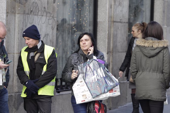 Gente de compras en Madrid -bolsas - zapatería - ropa - complementos