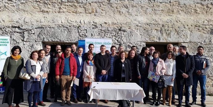 Doblas (centro), durante la firma