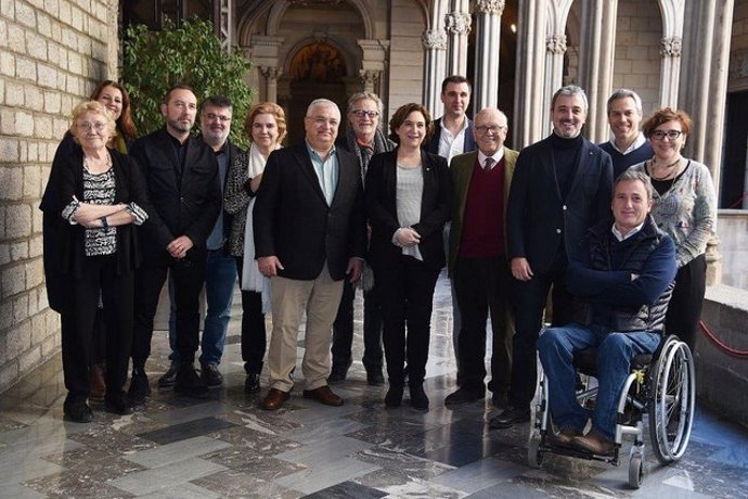 A.Colau, J.Collboni i M.Ballarín, amb el Gremi, durant la cita
