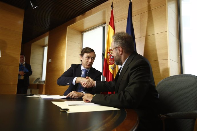 Rafael Hernando y Juan Carlos Girauta firman el acuerdo de investidura