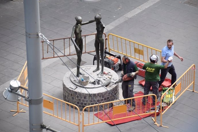 Desmonataje para su reparación de la escultura Complicidad