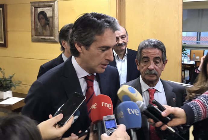 De la Serna hace declaraciones a los medios tras la reunión con Revilla