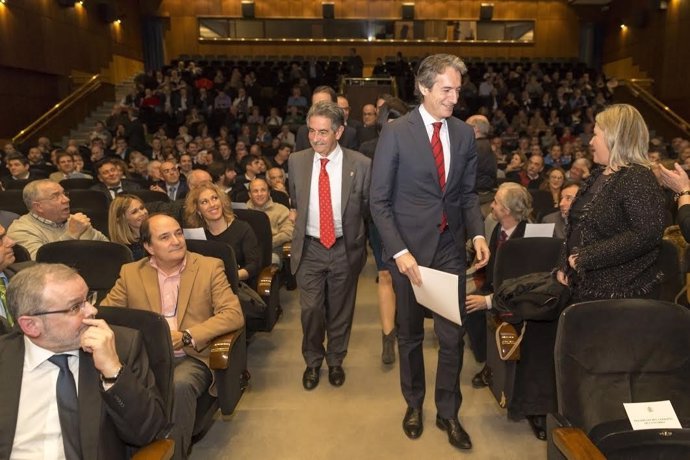 Revilla y De la Serna en el acto público del ministro para explicar el tren 