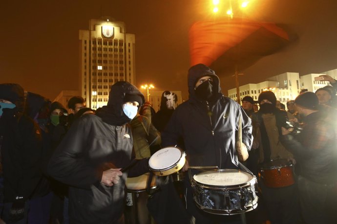 Varias personas se manifiestan en Minsk, Bielorrusia.