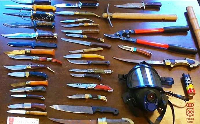Navajas, puñales, sprays y dagas decomisadas en Tafalla