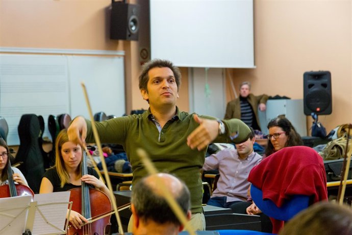 El músico uruguayo Diego Náser dirigiendo a unos alumnos
