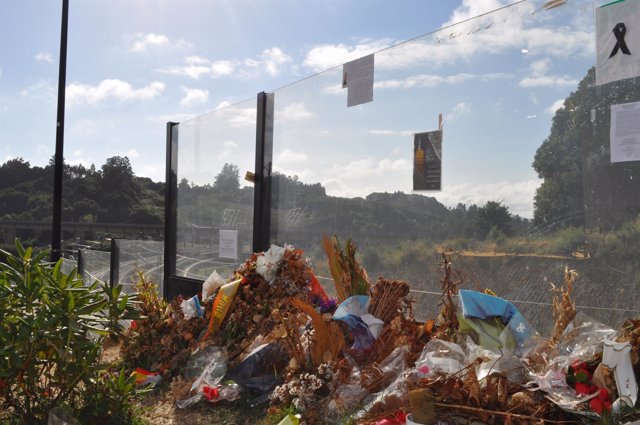 Ofrenda ante la curva de Angrois, un mes después del accidente